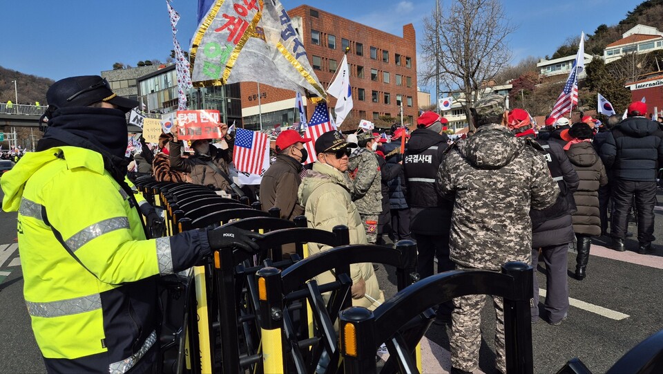 이날 대통령 탄핵 반대 집회는 경찰 비공식 추산에 따르면 700명에서 6000명으로 늘어났다. /김민 기자