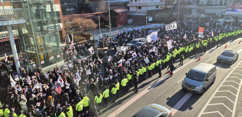 12·3 계엄선포 사태를 수사 중인 고위공직자범죄수사처(공수처)가 3일 내란 우두머리(수괴) 혐의를 받는 윤석열 대통령에 대한 체포영장을 집행하다 오후 1시 30분경 중지했다. 이날 대통령 관저 근처에서는 대통령의 탄핵을 반대하는 집회가 열렸다. /김민 기자