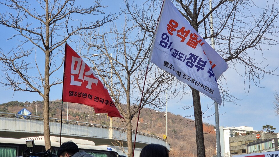 한편 탄핵 찬성론자들도 반대 집회 근처에서 모습을 보였다. '헬조선변혁 전국추진위원회'는 임시 정부 수립을 요구하는 깃발도 들었다. /김민 기자