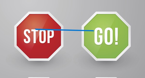 STOP 할까? GO 할까? 선택의 기로에서 고민하게 되는 고스톱, 한때는 헤어졌던 가족이 모두 모이는 명절에 웃으며 즐기는 재미있는 오락이었다. /게티이미지뱅크