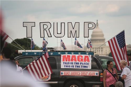 트럼프의 정치적 본향 마가(MAGA, Make America Great Again)는 이민자 채용 확대에 부정적이다. /어크로스=연합뉴스