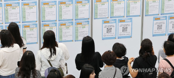 작년 6월 인천 남동구 인천시청 중앙홀에서 열린 '2024 인천여성 일자리 한마당'에서 구직자들이 채용공고 게시판을 살펴보고 있다. /연합뉴스