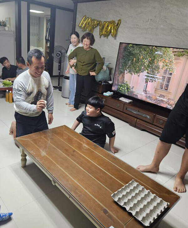 탁구공을 살살 던지면 통통 튀어서 계란판으로 들어간다. 잘 안 들어가기도 하니 아슬아슬, 재미있다. 점수대로 ​​​​​​​​​​​​​​계란​​​​​​​​​​​​​​​​​​​​​판 안에 적힌 ​​​​​​​상금을 받는 놀이다. ​​​​​​​​​​​​​​/사진=송미옥