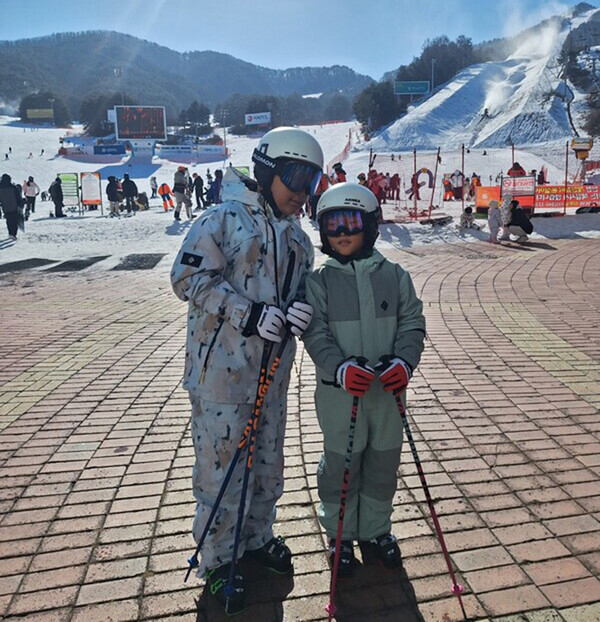 스키를 배우고 싶다던 손주들은 이틀 만에 익혀서 ​​​​​​​하강하는 ​​​​​​​​​​​​​​​​​​​​​묘기를 ​​​​​​​보여주었다. /사진=송미옥