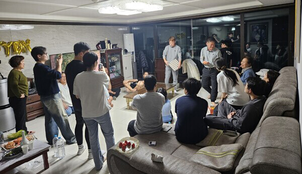 두 남동생들이 찾아낸 게임. 모두를 집중하고 화합하게 만든 깡통 굴리기와 계란판으로 하는 놀이는 정말 재미있었다. /사진=송미옥