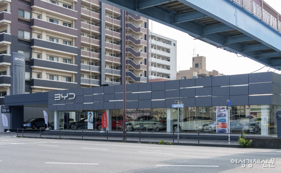 "이 정도 가격에 이런 기술을 담은 전기차는 일본에서는 없죠. 특히 고령층 고객들이 ‘합리적이다’라는 반응을 많이 보입니다." 매장에서 만난 예비 BYD 전기차 고객의 말처럼 BYD는 일본 소비자의 니즈를 철저히 분석해 시장에 적합한 전략을 세운 듯했다. /여성경제신문