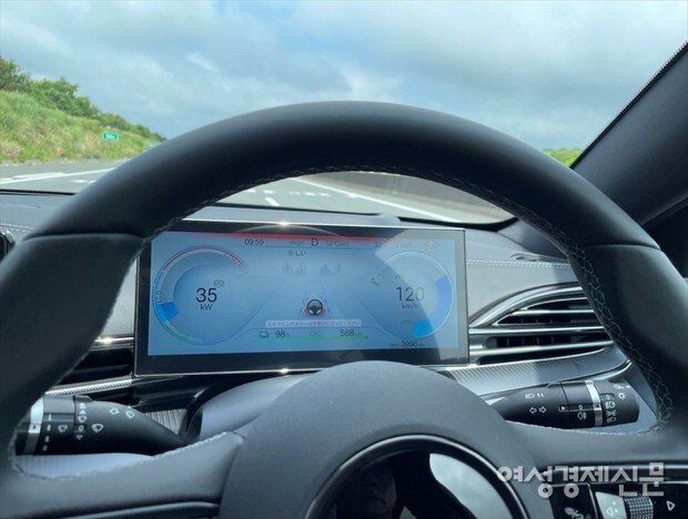 시속 120km의 고속 주행 안전성은 뛰어난 수준이었다. /여성경제신문