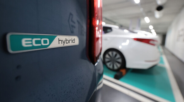 다만 일각에선 하이브리드 단계에 오래 머무를수록 전기차 전환이 지연돼 중국과의 경쟁에서 불리해질 가능성이 있다고 우려한다. /연합뉴스