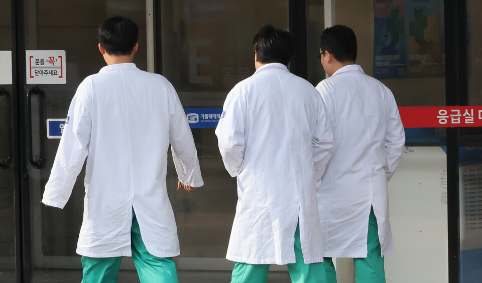 지난해 2월 전공의 이탈 후 7개월간 전국 수련병원에서 사직한 전문의는 1729명으로 전년 동기 대비 약 2배 증가했다. /연합뉴스