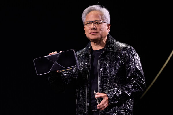 젠슨 황 엔비디아 CEO가 6일(현지시각) 미국 네바다주 라스베이거스에서 열린 'CES 2025' 기조 연설에서 차세대 GPU '지포스 RTX 50' 시리즈를 소개하고 있다./연합뉴스