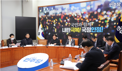 더불어민주당 경제상황점검단(단장 이언주 최고위원)이 지난 6일 위기에 처한 석유화학산업과 철강산업에 대해 토론회를 열었다. /이언주 의원실