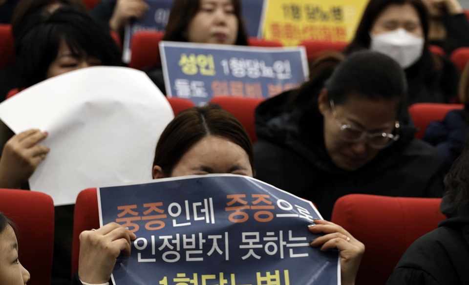 사단법인 한국1형당뇨병환우회 관계자들이 지난해 1월 15일 오전 세종시에서 긴급 기자회견을 열고 1형 당뇨환자들의 처우개선을 호소한 가운데 환자와 가족들이 눈물을 흘리고 있다. /연합뉴스