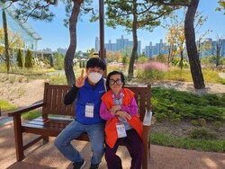 박철종 요양 보호사와 한 어르신의 모습. /박철종