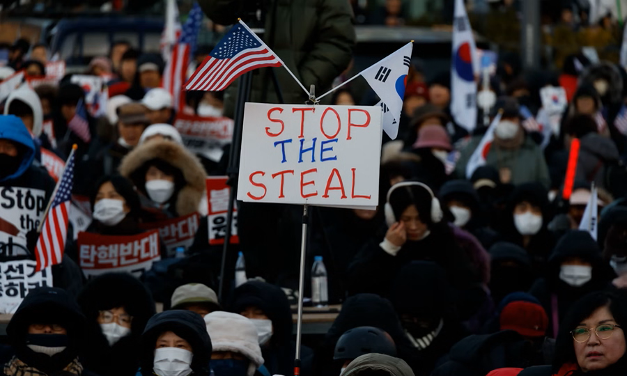 지난 2일 윤석열 대통령의 한남동 관저 앞에서 진행된 탄핵 반대 집회에서 참가자들이 태극기와 성조기를 흔들며 시위를 벌이고 있다. /로이터=연합뉴스