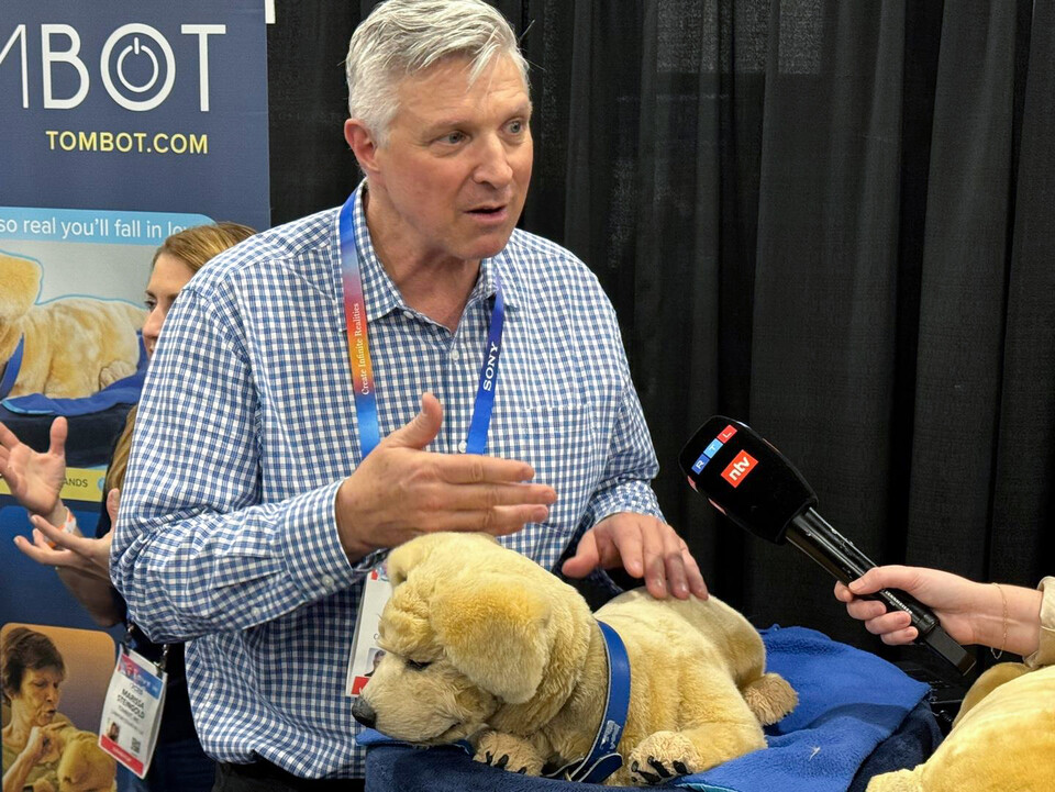 세계 최대 가전·IT(정보기술) 전시회 개막을 이틀 앞둔 5일(현지시간) 미국 라스베이거스 만달레이 베이 컨벤션센터에서는 열린 'CES 언베일드'(Unveiled)에서 미국 기업 톰봇 CEO가 로봇 강아지 '제니'를 소개하고 있다. /연합뉴스