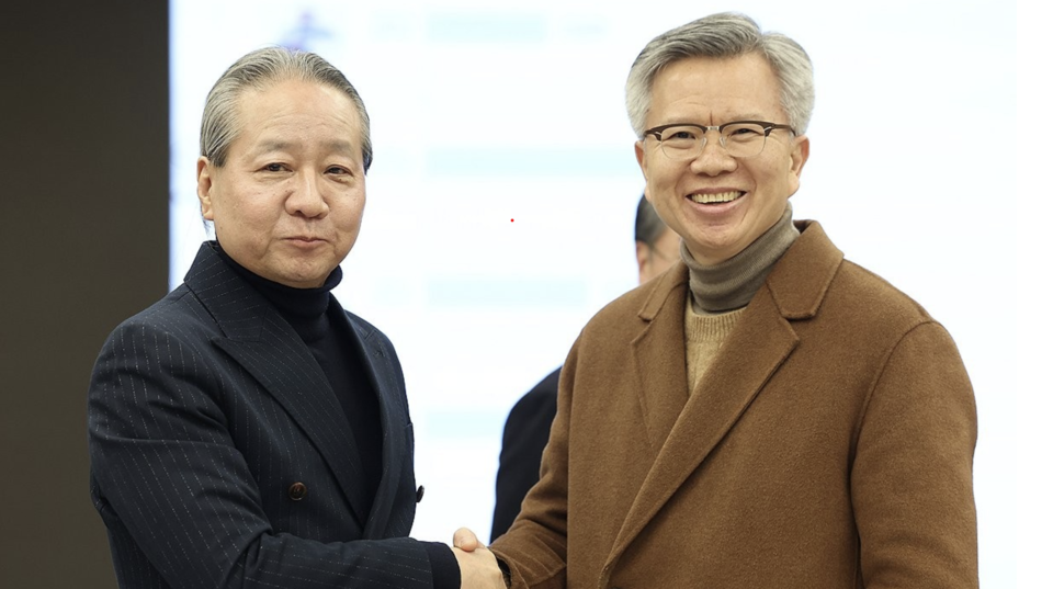 지난 4일 오후 서울 용산구 대한의사협회에서 제43대 대한의사협회 회장 선거 개표를 마친 뒤 김택우 전국광역시도의사협의회장(오른쪽)과 주수호 미래의료포럼 대표 겸 전 의협회장이 악수하고 있다. 이날 투표에서는 김택우 회장과 주수호 전 의협 회장이 각각 1위와 2위를 차지해 결선 투표에 진출했다. /연합뉴스