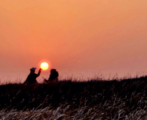 새해 첫 해맞이를 하는 연인 /한익종