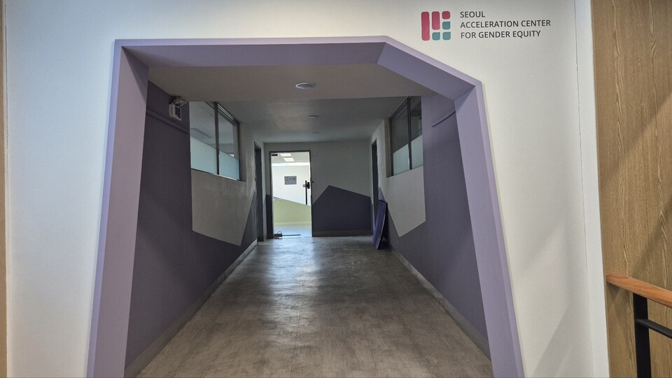 성평등활동지원센터의 경우 2024년 6월 6년간의 활동 끝에 활동을 중단했다. 현재 기관이 있던 자리에는 '성평등활동지원센터'라는 이름만 덩그러니 놓여 있을 뿐 모든 시설이 철거됐다. /김민 기자