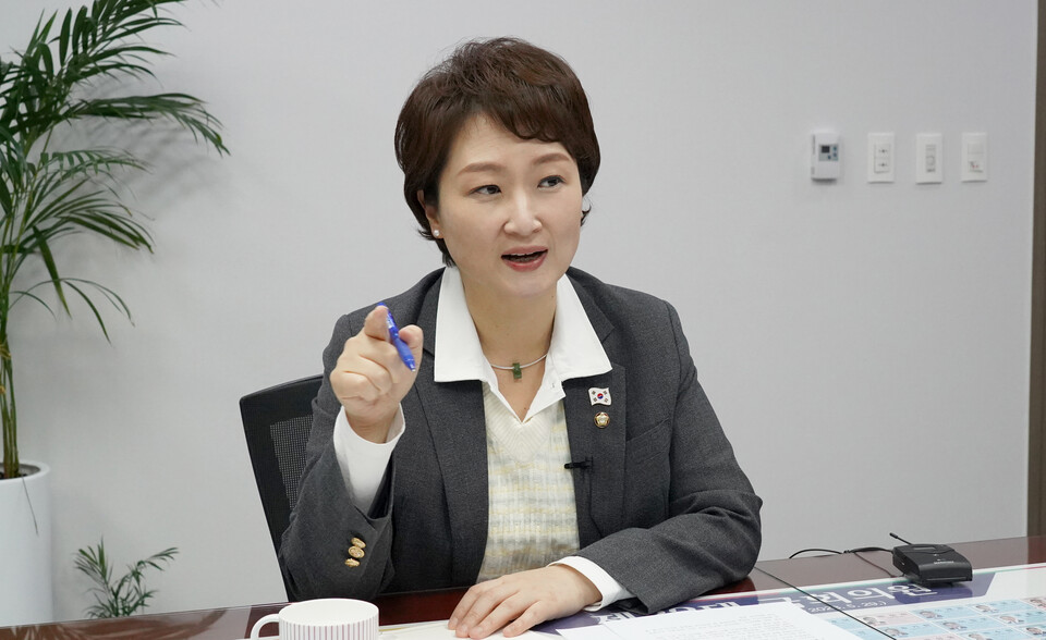 이언주 더불어민주당 국회의원이 지난 6일 사무실에서 지난 2024년 정치에 대해 평가하고 있다. 이 의원은 지난 2024년 정치를 '도량발호'라고 평했다. /장세곤 기자