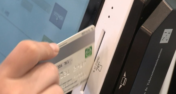 금융위원회는 소상공인의 경영 부담을 낮춰주겠다며 12년 연속 카드 결제 수수료율을 인하했다. /연합뉴스