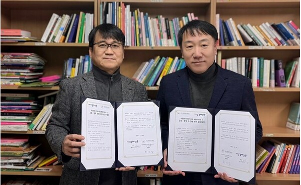 정경민 여성경제신문 대표(왼쪽)와 허만섭 국립강릉원주대학교 디지털미디어커뮤니케이션학부 TF 위원장이 업무협약서를 들고 기념 촬영을 하고 있다. /최영은 기자