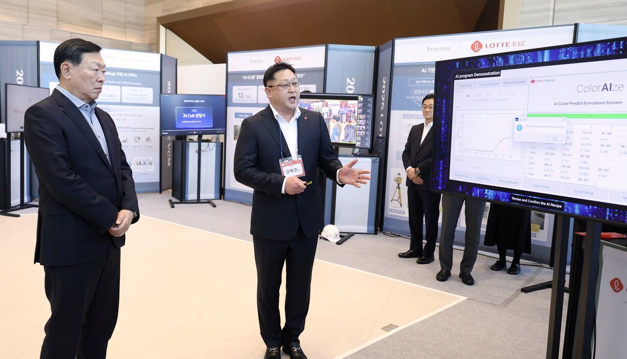 롯데는 9일 롯데월드타워에서 '2025 상반기 VCM'을 개최했다. 본 회의에 앞서 계열사의 AI 우수 혁신 사례를 소개하는 'AI 과제 쇼케이스'를 진행했다. 신동빈 롯데 회장(왼쪽)이 롯데케미칼의 'AI 기반 컬러 예측 시스템'에 대한 설명을 듣고 있다. /롯데