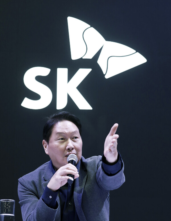 ﻿8일(현지 시간) 미국 라스베이거스에서 열리고 있는 'CES 2025'에 참석한 최태원 SK 회장이 SK 전시 부스 내 마련된 비즈니스 라운지에서 질의응답을 진행하고 있다. /﻿SK수펙스추구협의회 제공