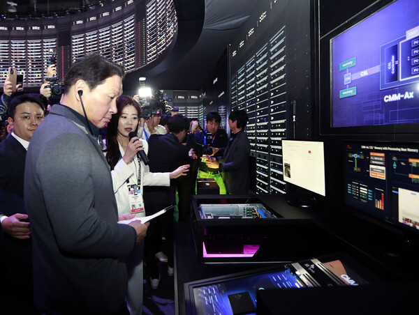 ﻿최태원 SK 회장이 8일(현지 시각) 미국 라스베이거스 컨벤션센터에서 진행되고 있는 'CES 2025' 현장을 방문해 SK 전시관을 둘러보고 있다. /﻿SK수펙스추구협의회 제공