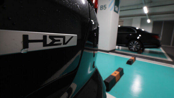 지난해 국내 친환경 차 판매량이 45만 대를 넘어서며 하이브리드차(HEV)의 상승세가 두드러졌다. 올해도 이 흐름이 이어질 것으로 예상되며 고성능·고급 브랜드들이 하이브리드 모델 출시를 예고해 전기차(EV)에 이어 새로운 경쟁 구도가 예상된다. /연합뉴스