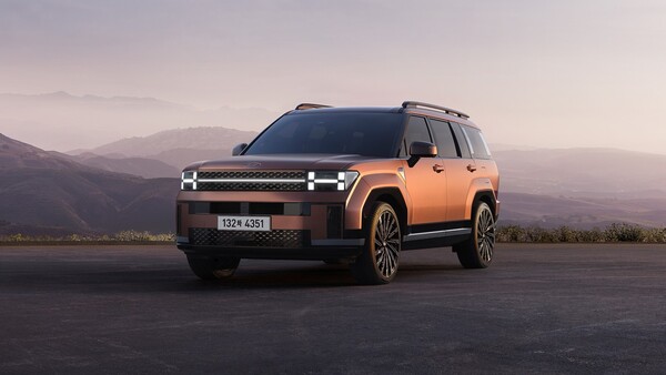 하이브리드차 수요 증가에 발맞춰 국내 자동차 업계도 전략 강화에 나섰다. 현대차그룹은 올해 국내 투자 금액을 24조3000억원으로 책정해 전년 대비 19% 늘렸다. 8일 현대차 싼타페가 ‘2025 세계 여성 올해의 차(WWCOTY, WOMEN's WORLDWIDE CAR OF THE YEAR)’에서 ‘대형 SUV(Large SUV)’ 부문을 수상했다. /현대차 제공