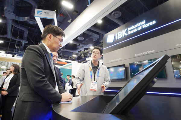 CES 2025에서 김형일 IBK기업은행 전무이사(왼쪽)가 IBK홍보관을 둘러보고 있다. /기업은행