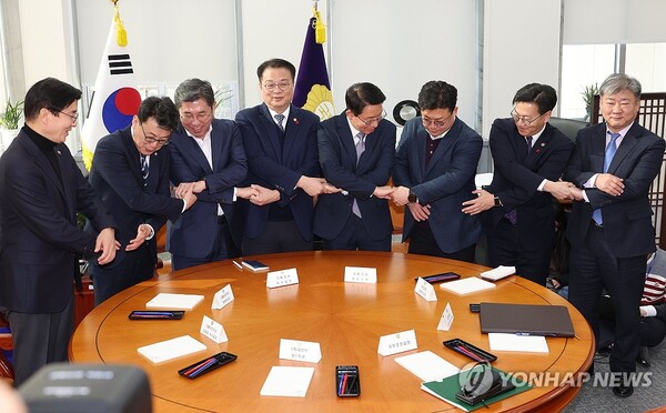 9일 오전 서울 여의도 국회에서 열린 국정협의체 첫 실무협의에서 참석자들이 기념 촬영을 하기 위해 손을 잡고 있다. /연합뉴스