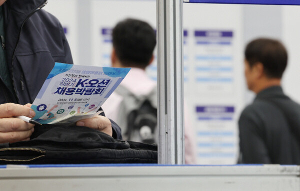 올해 중견기업의 10곳 중 4곳이 신규 채용 계획을 세우지 못한 것으로 나타나며 중견기업 채용 한파가 지속될 것으로 보인다. 사진은 '2024 하반기 K-오션 채용박람회'에서 구직자들이 구인 업체 현황판을 살펴보고 있다. /연합뉴스