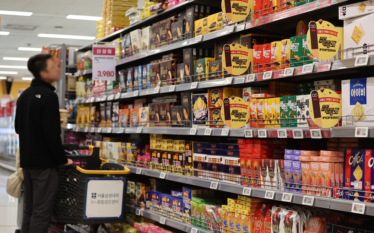 소비심리 위축이 장기화하면서 새해 소매시장은 더욱 얼어붙을 것으로 전망됐다. 대형마트 모습 /연합뉴스