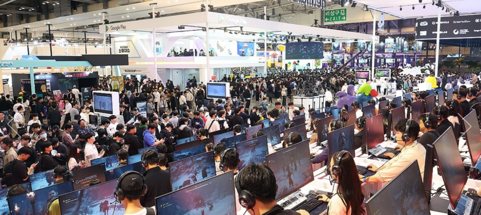 지난해 11월14일 부산 벡스코에서 개막한 국내 최대 게임쇼 지스타 2024에서 관람객들이 게임을 즐기고 있는 모습이다. 한국 게임 업계는 2025년 다양한 변수를 맞이하면서 대응책을 마련하고 있다. /연합뉴스