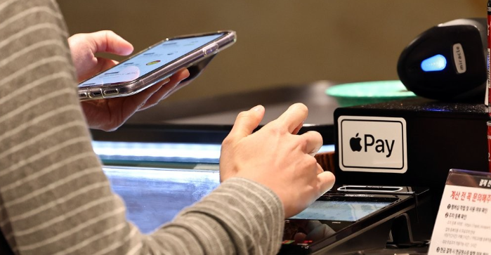 신한카드와 KB국민카드 등 대형 카드사의 애플페이 결제 연동 서비스 출시 조짐이 관측된다. /연합뉴스