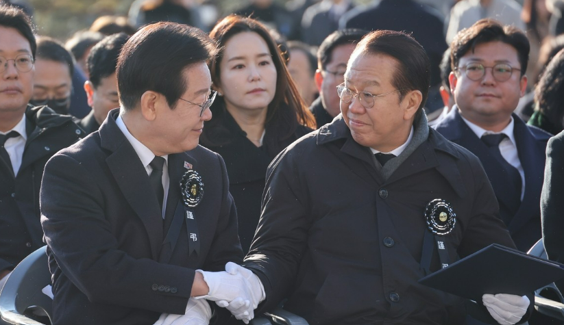 권영세 국민의힘 비상대책위원장과 이재명 더불어민주당 대표가 지난 3일 오전 서울 여의도 국회에서 열린 김수한 전 국회의장 영결식에서 악수하고 있다. /연합뉴스