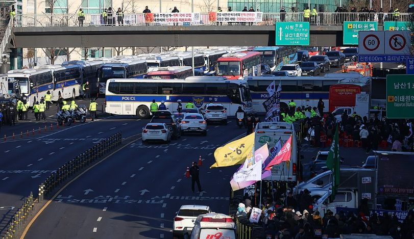 윤석열 대통령 2차 체포영장 집행이 실시된 15일 서울 용산구 한남동 대통령 관저 앞에서 경찰 버스가 이동하고 있다. /연합뉴스
