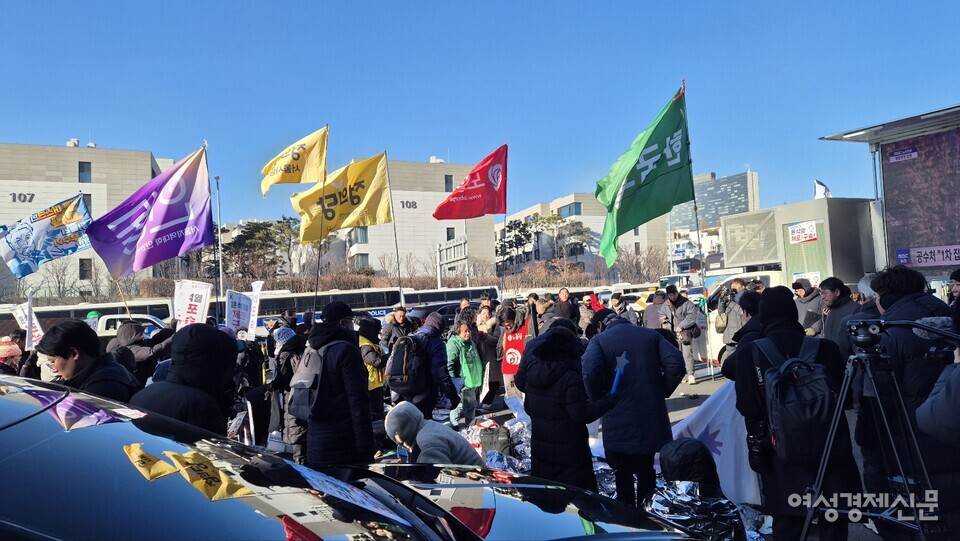 탄핵 찬성 집회는 상대적으로 규모가 작았지만 눈에 띄는 충돌은 보이지 않았다. /김민 기자