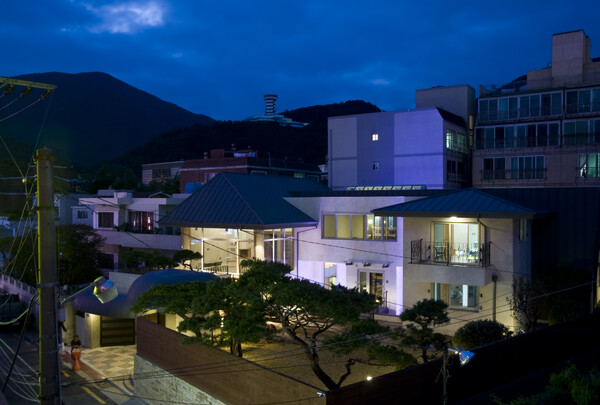 필자 설계 단독주택 이입재 야경, 밤이 되면 집에 불이 환하게 밝혀져야 '우리집'으로 존재 의미가 드러난다. 식구 중에 늦게 귀가하게 되면 멀리서 불 밝혀진 집을 바라보아도 마음이 따스해져 올 것이다. /김정관