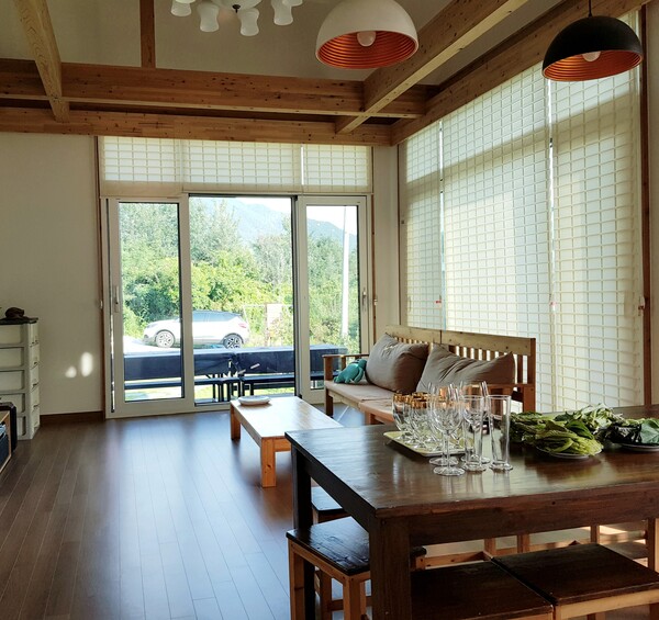 심한재의 거실은 계단홀의 계단참에서 출입하며 문을 여닫을 수 있게 되어 있다. 침실채와 계단홀로 영역이 나뉘어져 있어서 거실채에서 밤을 새워 시간을 보내도 다른 식구들에게 지장을 주지 않는다. 한옥의 사랑채와 안채의 쓰임새를 이 시대의 집에 구현했다. /김정관