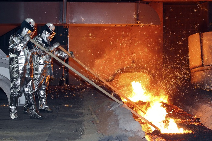 현대제철 직원들이 고로에서 철을 제련하는 모습 /현대제철