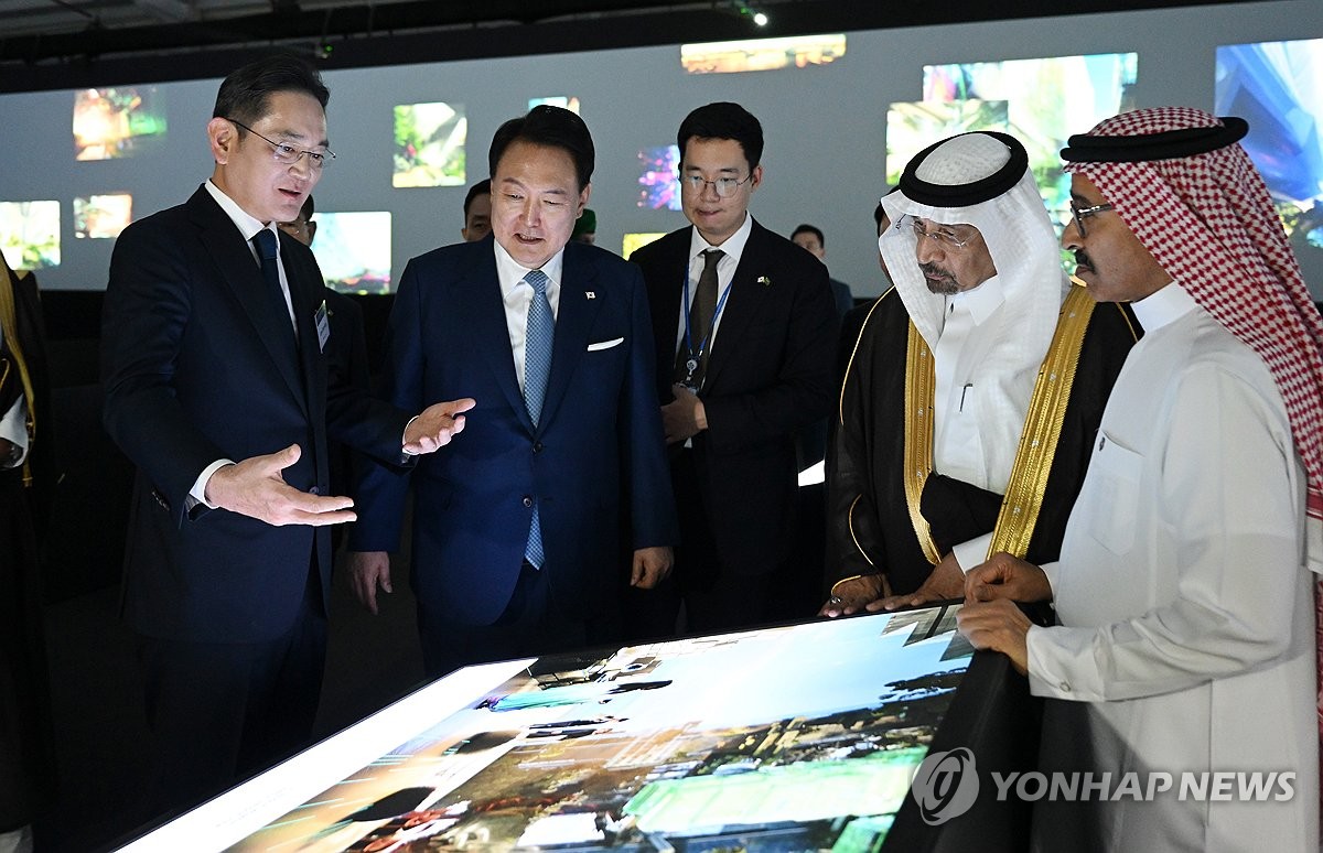 2024년 10월 사우디아라비아를 국빈 방문한 윤석열 대통령과 이재용 삼성전자 회장이 리야드의 네옴 전시관을 관람하고 있다. /연합뉴스