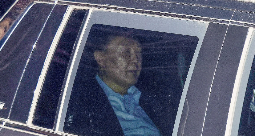 내란 우두머리와 직권남용 권리행사 방해 혐의를 받는 윤석열 대통령이 지난 15일 오후 고위공직자범죄수사처의 조사를 마친 뒤 차량에 탑승해 경기도 의왕시 서울구치소로 향하고 있다. /연합뉴스