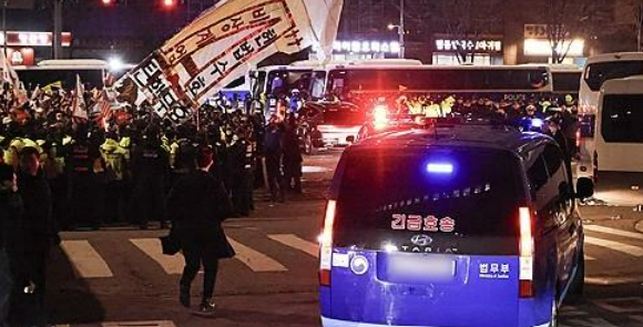 내란 우두머리 혐의로 체포된 윤석열 대통령의 구속 전 피의자 심문(영장실질심사)이 종료된 지난 18일 서울 마포구 서울서부지법 인근에서 윤 대통령이 탄 법무부 호송 차량이 서울구치소로 향하고 있다. /연합뉴스