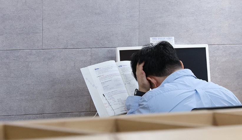 지난해 6월 경 서울 시내 한 취업 준비 학원에서 취업 준비생이 자율 학습하는 모습이다. 지난해 내수 침체가 이어지면서 일도 구직 활동도 하지 않고 그냥 쉬는 청년이 1년 전보다 12% 넘게 증가한 것으로 나타났다. /연합뉴스