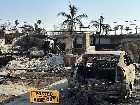 불길이 휩쓸고 간 LA주 알타데나의 주택가. 화마에 새시만 남은 차량이 세워져 있다. /연합뉴스