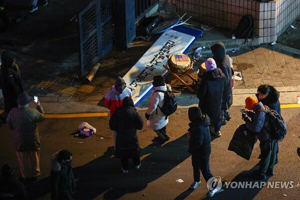 윤석열 대통령의 구속영장이 발부된 19일 오전 서울 마포구 서울서부지방법원 후문에서 윤 대통령 지지자들이 부순 현판이 놓여있다. /연합뉴스
