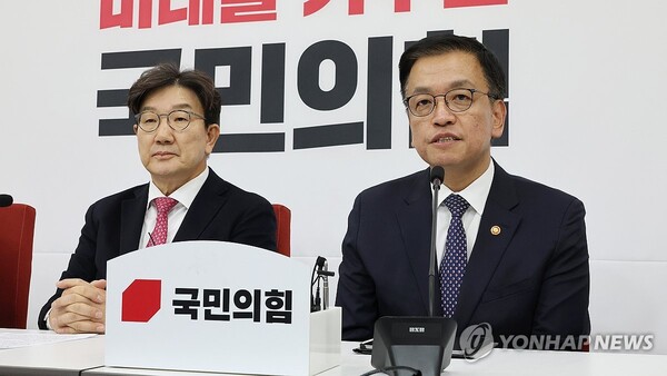 최상목 대통령 권한대행 부총리 겸 기획재정부 장관(오른쪽)이 지난해 12월 16일 오후 국회에서 국민의힘 권성동 원내대표를 예방해 발언하고 있다. /연합뉴스