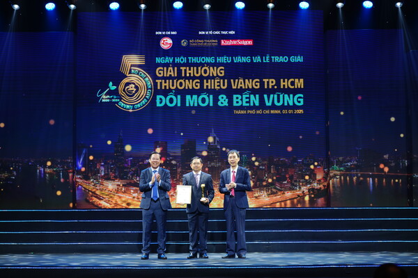 이랜드 탕콤의 호치민시 골든 브랜드 어워드 수상 모습 /이랜드